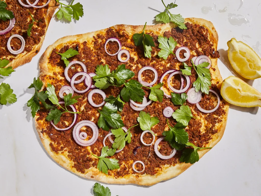 Lahmacun: Pizza Turki dengan Daging Cincang yang Tipis