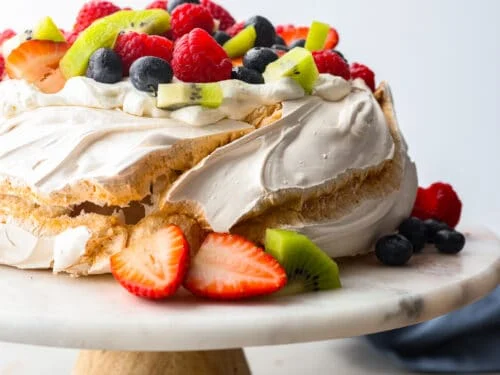 Pavlova: Dessert Meringue dengan Topping Buah Segar