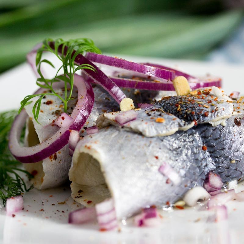 Rollmops: Fillet Herring Acar yang Digulung dengan Acar Ketimun