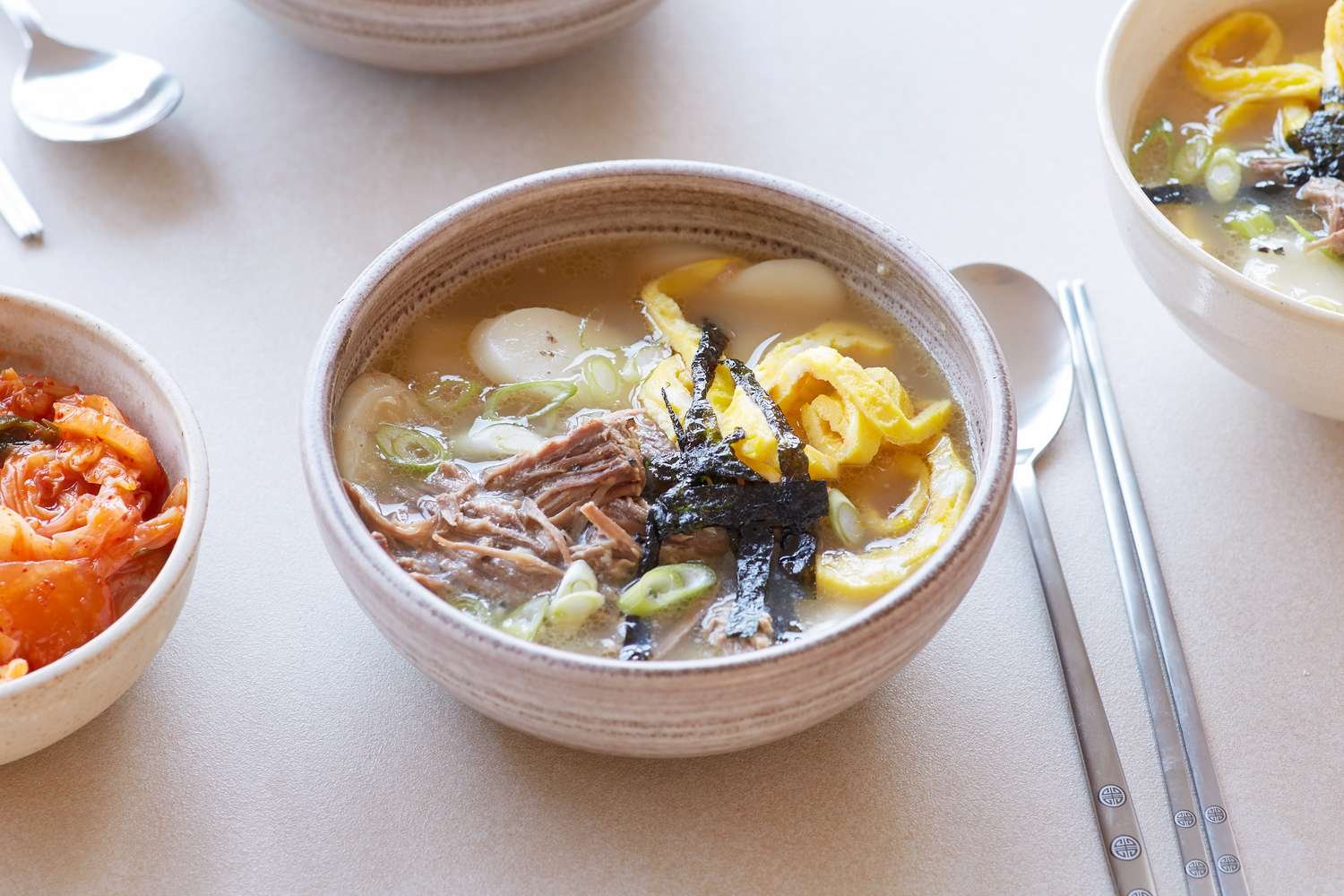 Tteokguk: Sup Kue Beras untuk Perayaan Tahun Baru Korea